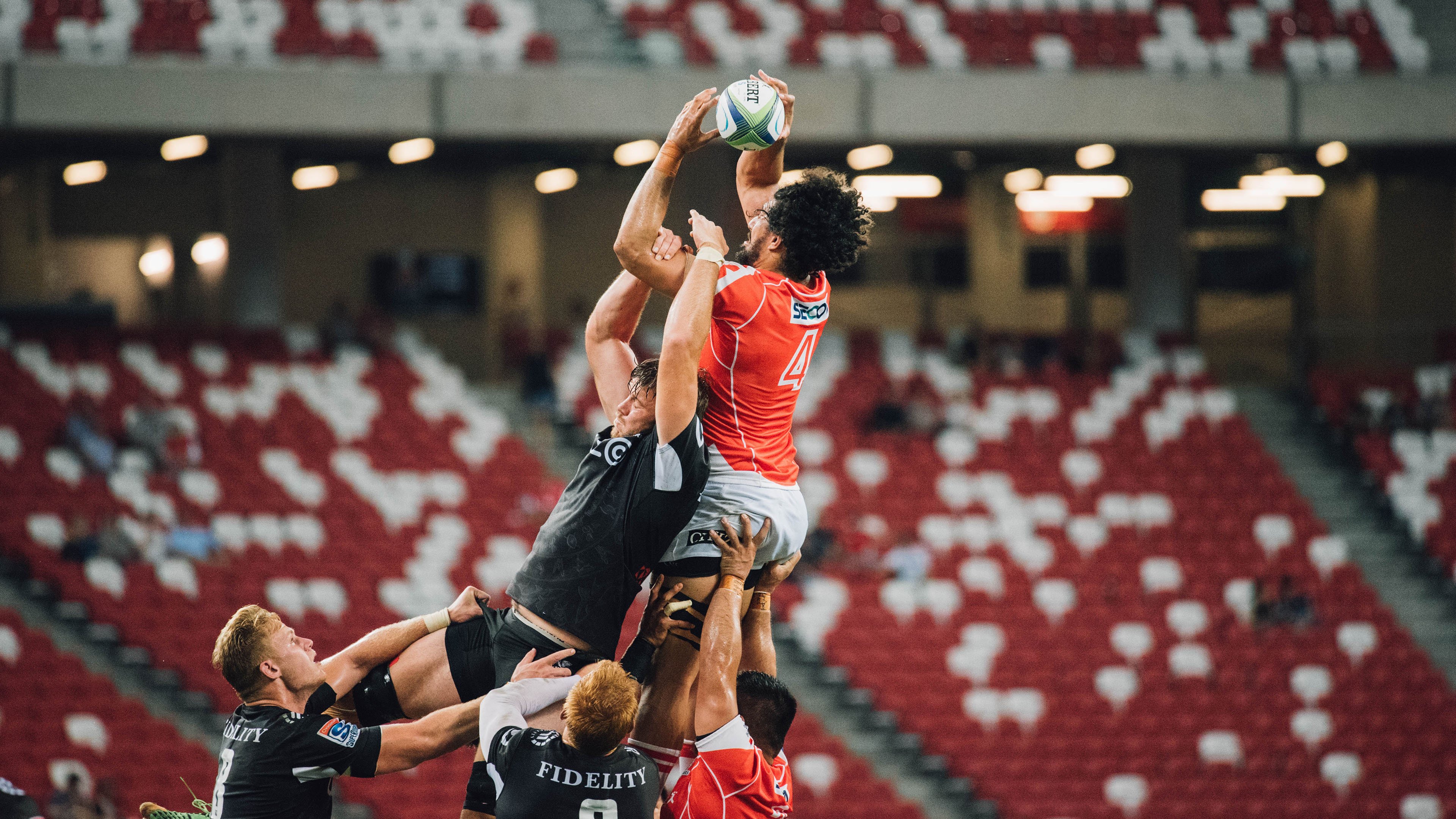 史密斯起跳反应制胜 澳中队紧随其后，史密斯跳车