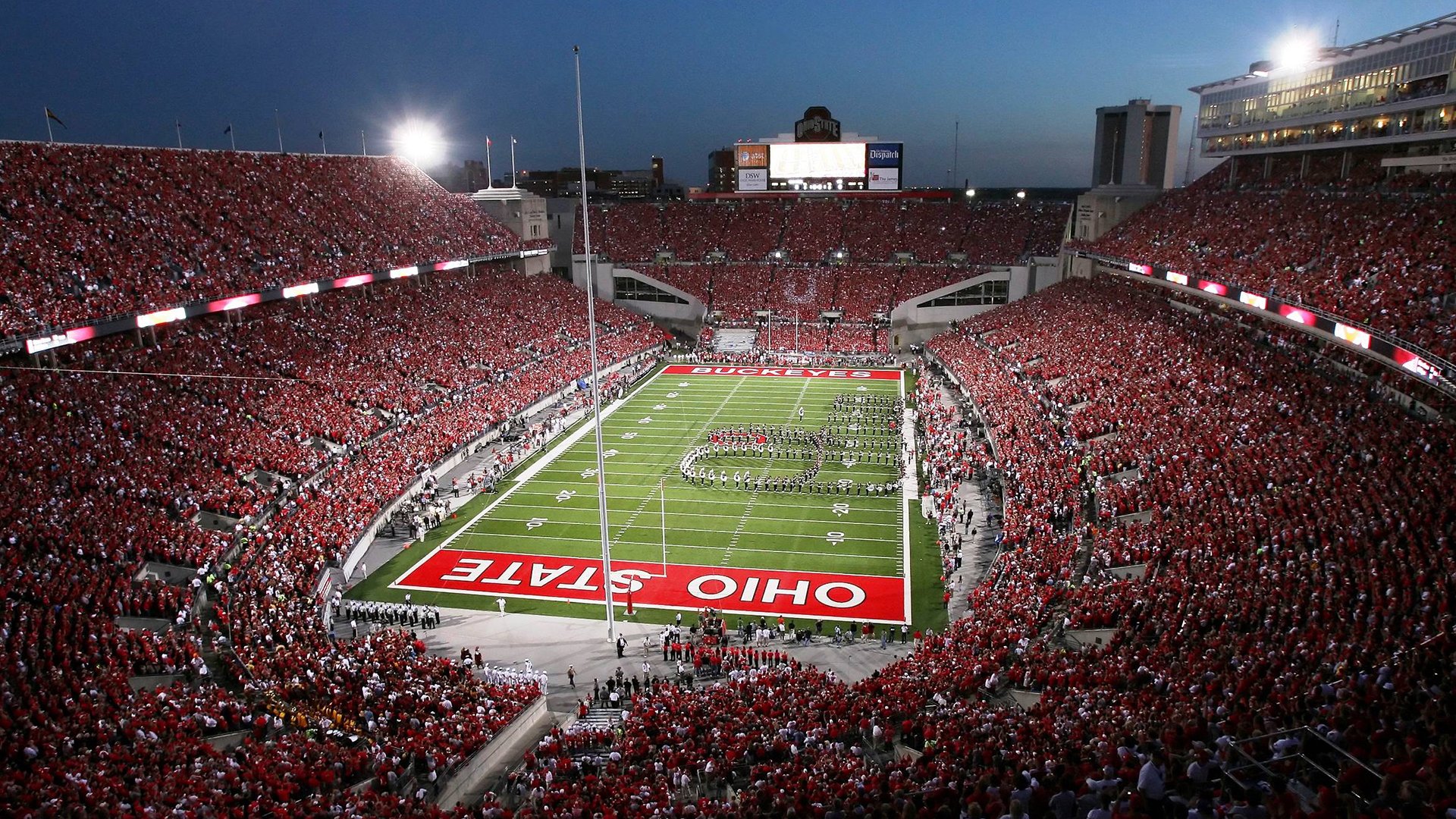 中国足球职业联赛推进球员场外行为规范，足球场人员